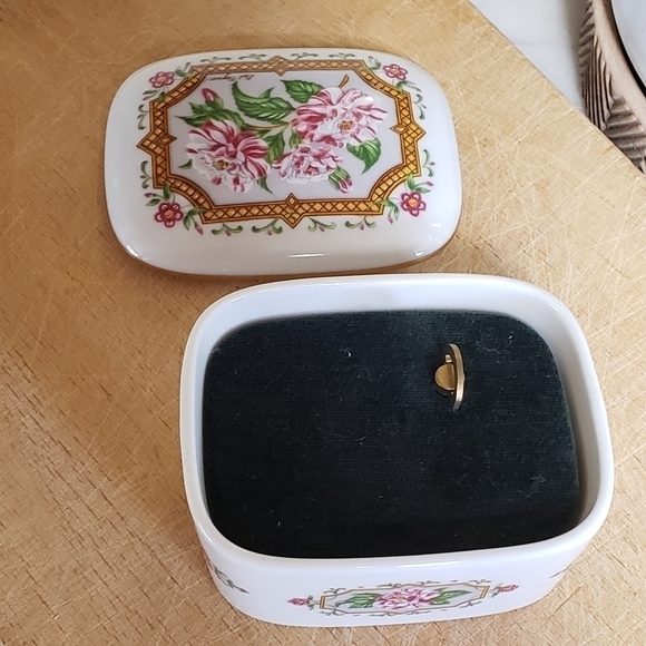 vintage Floral Music Box Trinket Box Strangers in the Night Heritage House 1990 - Picture 3 of 5